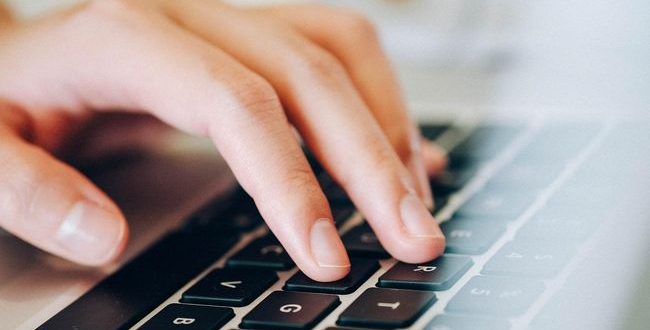cara memperbaiki keyboard laptop yang mengetik sendiri