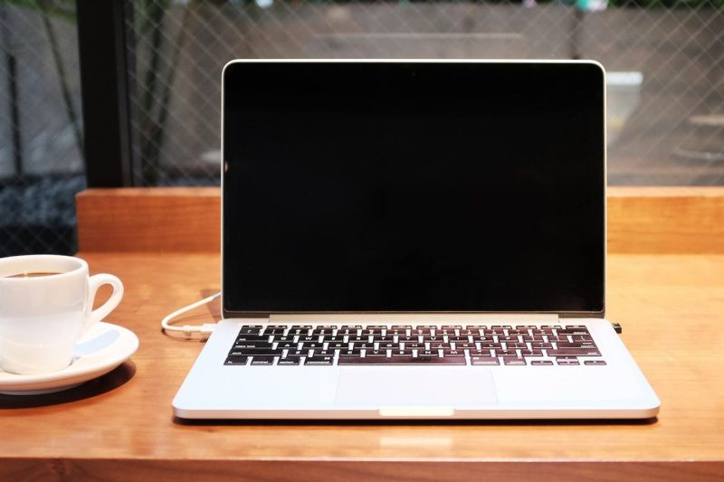 layar laptop blank hitam tapi hidup