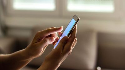 Cara Melihat Isi HP Orang Lain Melalui Internet, Emang Bisa?