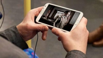 Seru Banget! Ini Cara Melihat TV di HP Tanpa Berbayar