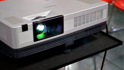 Cara Menyambungkan HP ke Proyektor dengan Mudah