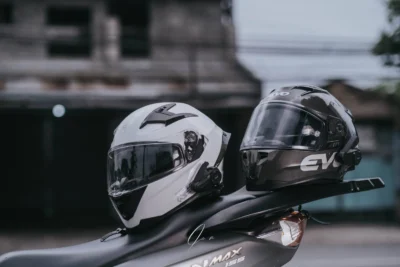 Mau Mendengarkan Musik Saat Berkendara? Headset Bluetooth Helm Solusinya!