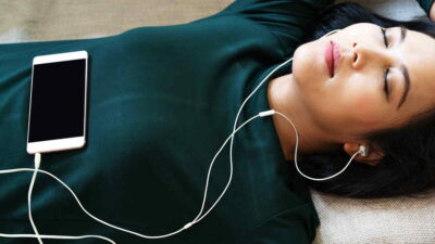 Macam Efek Keseringan Pake Headset yang Jarang Diketahui, Hati-Hati!